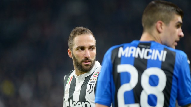 Higuain vs Mancini. (Foto: REUTERS/Massimo Pinca)