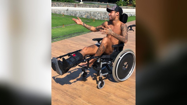 Neymar Jr. di kursi roda (Foto: Instagram @neymarjr)