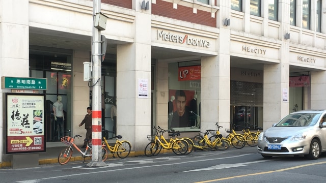 Sepeda bike sharing tergeletak
