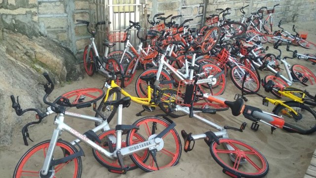 Sepeda bike sharing tergeletak
