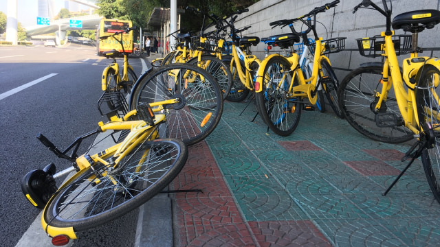 Traveler menaruh bike sharing sembarangan