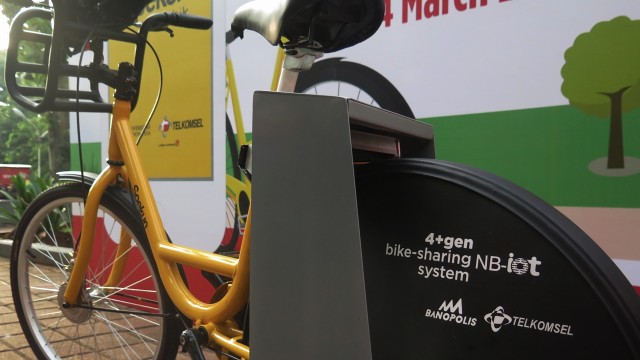 Uji coba layanan bike-sharing di UI. (Foto: Telkomsel)