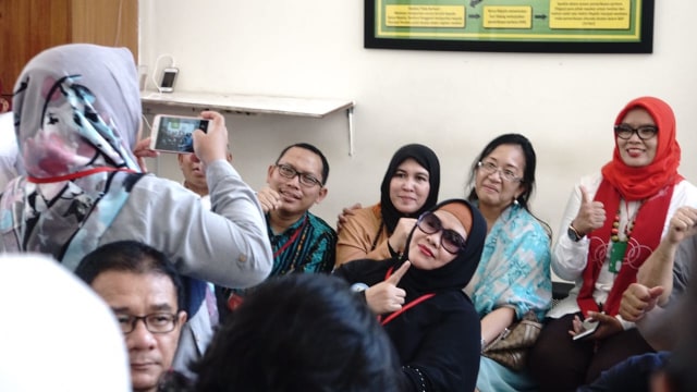Asma Dewi swafoto dengan rekan. (Foto: Fitra Andrianto/kumparan)
