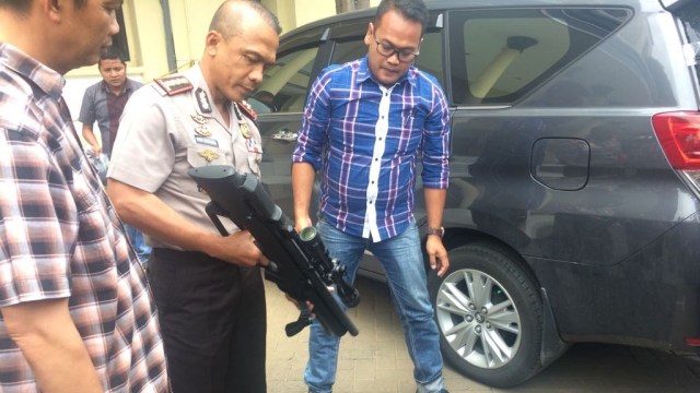 Penembakan mobil Kepala Dinas Perumahan, Surabaya (Foto: Phaksy Sukowati/kumparan)