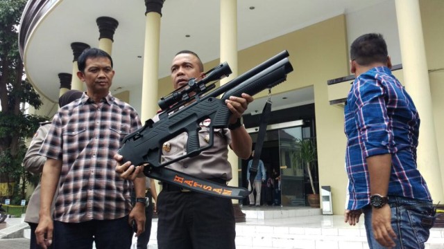 Penembakan mobil Kepala Dinas Perumahan, Surabaya (Foto: Phaksy Sukowati/kumparan)