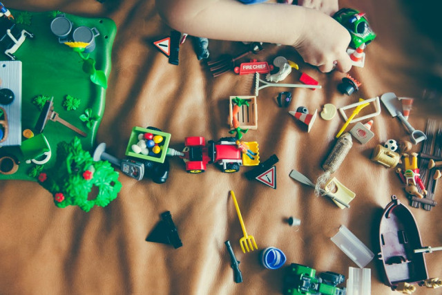 Anak Sibuk Dengan Mainan (Foto: Pexels)