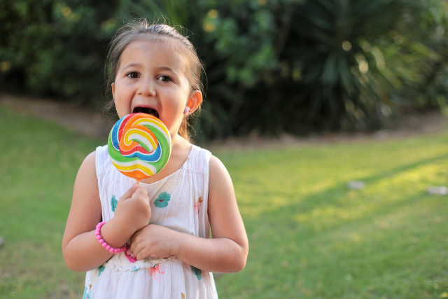 Ilustrasi Anak Makan Permen Loli (Foto: Unsplash)