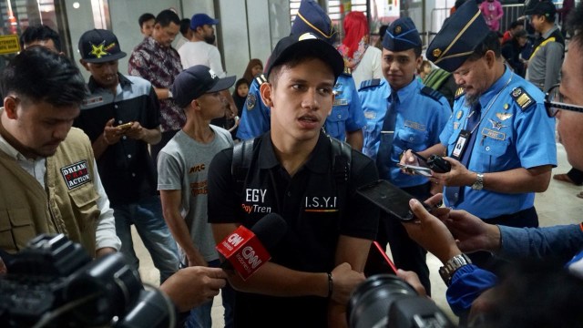 Egy Maulana Vikri tiba di Terminal 2, (Foto: Fanny Kusumawardhani/kumparan)