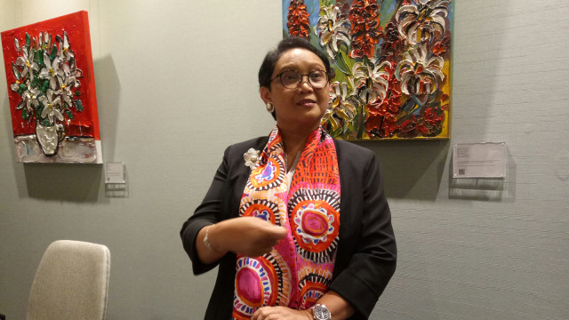 Menlu Retno dengan syal motif khas aborigin (Foto: Jihad Akbar/kumparan)