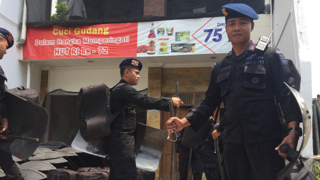 Polisi siaga di Kantor Majalah Tempo (Foto: Mirsan Simamora/kumparan)