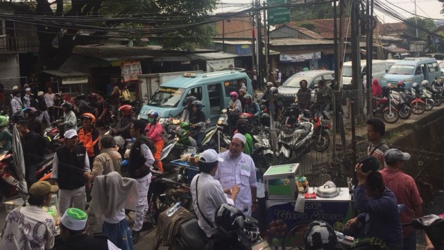kemacetan di Jalan Palmerah Selatan saat demo FPI  (Foto: Mirsan/kumparan)