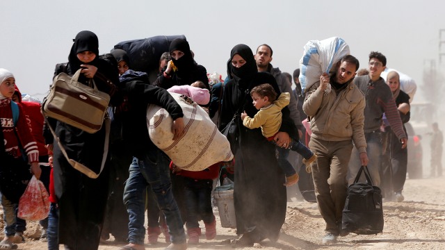 Warga Ghouta mengungsi (Foto: REUTERS/Omar Sanadiki)