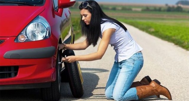 Tips Aman Berkendara Mobil Sendiri Untuk Wanita (7)