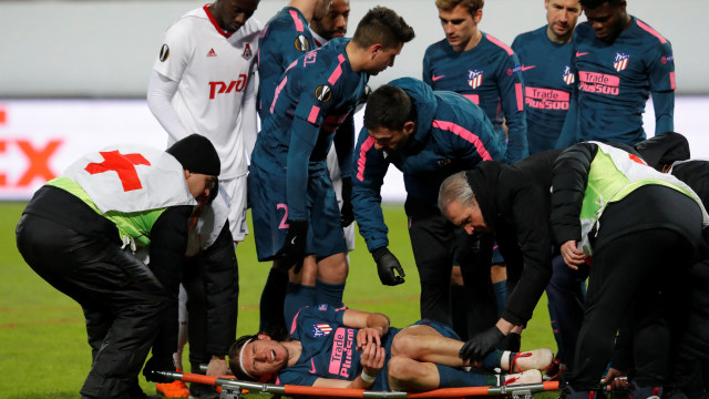 Filipe Luis mengerang kesakitan akibat cedera, (Foto: REUTERS/Sergei Karpukhin)