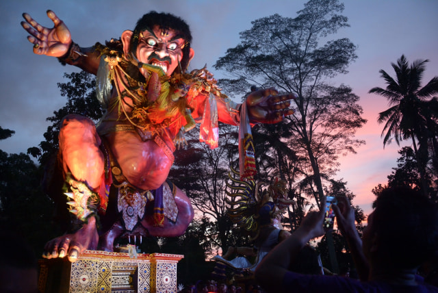Pawai Ogoh-ogoh di Bali. Foto: Antara/Wira Suryantala