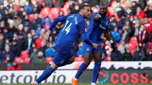 Cenk Tosun merayakan gol. (Foto:  Reuters / Ed Sykes)