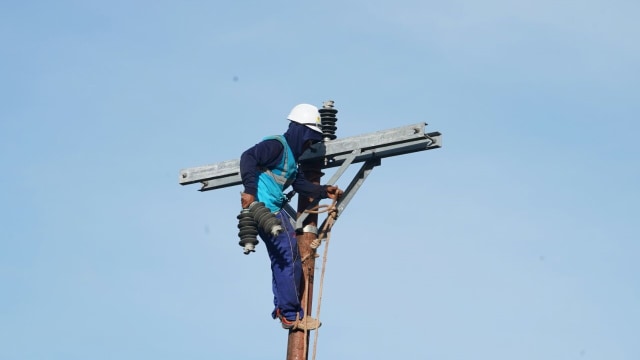 Kontraktor PLN memasang tiang listrik di Morotai (Foto: Dok. PT PLN)