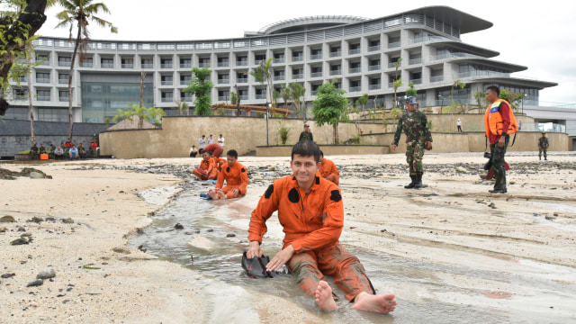 Personil TNI AU Bertahan Hidup di Daratan dan Lautan Morowali (20)