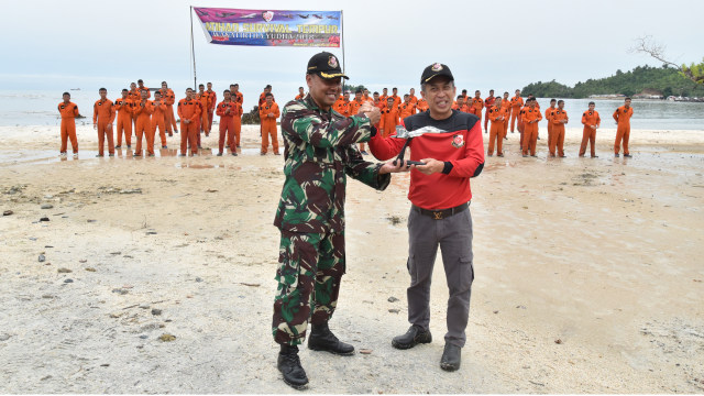 Personil TNI AU Bertahan Hidup di Daratan dan Lautan Morowali (26)