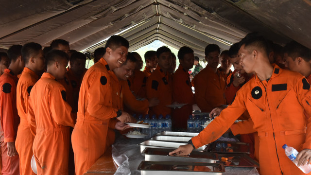 Personil TNI AU Bertahan Hidup di Daratan dan Lautan Morowali (29)