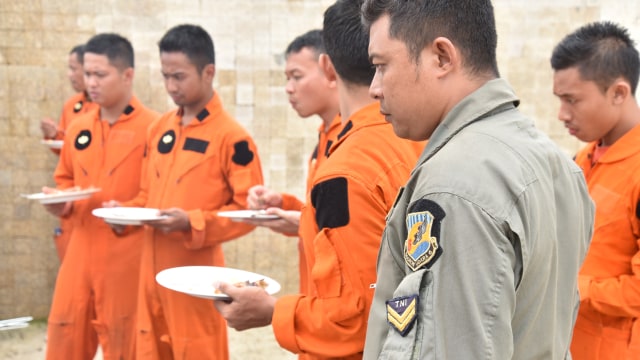 Personil TNI AU Bertahan Hidup di Daratan dan Lautan Morowali (32)
