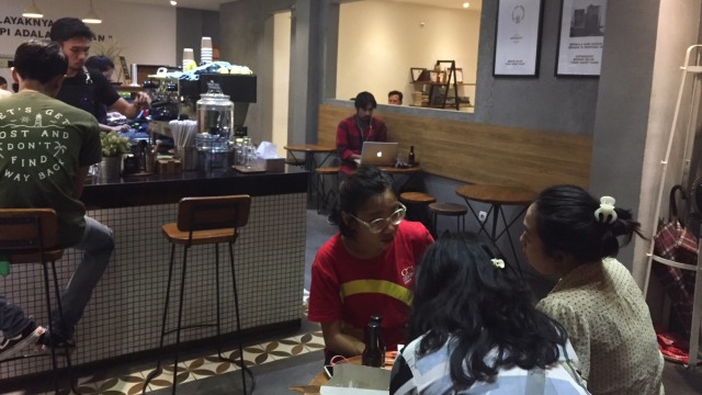 Suasana di coffee shop (Foto: Safira Maharani/kumparan)