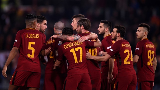 Para pemain Roma merayakan gol. (Foto: FILIPPO MONTEFORTE / AFP)