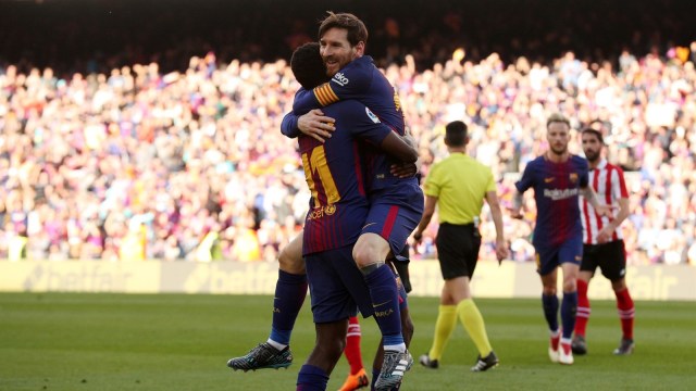 Messi dan Dembele merayakan gol. (Foto: Reuters/Albert Gea)