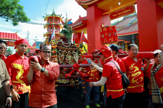 com-Bupati Anas di Kirab Budaya Tionghoa (Foto: Pemkab Banyuwangi)