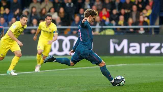 Griezmann mengeksekusi penalti. (Foto: Reuters/Heino Kalis)