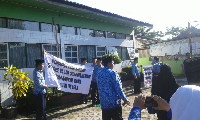 Puluhan ASN Segel Ruang Kepala Kementerian Agama Barito Kuala (1)