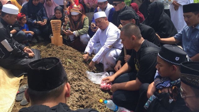 Proses pemakaman istri Opick. (Foto: Giovanni/kumparan)