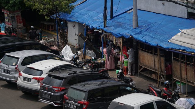 Suasana PKL dan parkir liar dikawasan Jatinegara. (Foto: Aditia Noviansyah/kumparan)