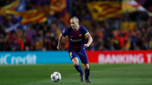 Iniesta menggiring bola. Foto: Reuters/Lee Smith