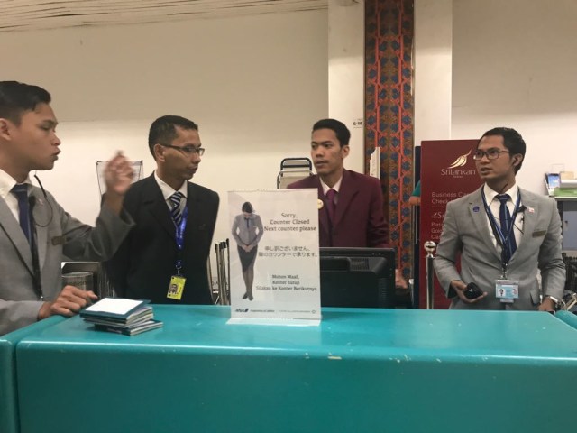 Petugas counter ANA di Terminal 2 Bandara Soetta. (Foto: Dok: Ilham Bintang)