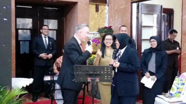 Walikota Risma duet dengan Wawali Liverpool. (Foto: Phaksy Sukowati/kumparan)
