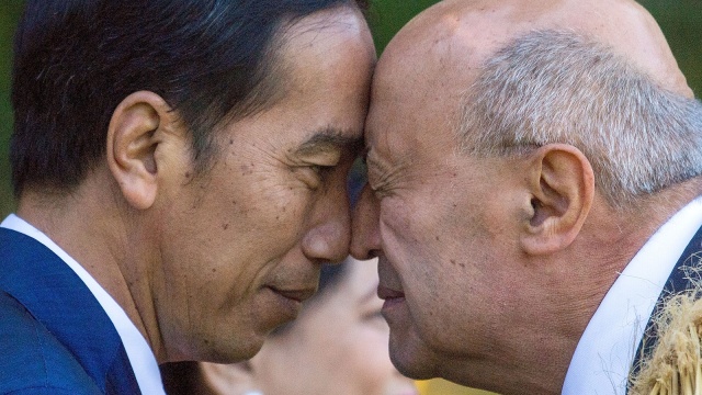 Joko Widodo terima Maori Hongi. (Foto: AFP/Marty Melville)