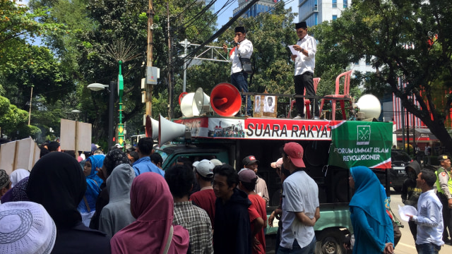 FUIR demo Anies-Sandi di depan DPRD DKI Jakarta. (Foto: Moh Fajri/kumparan)