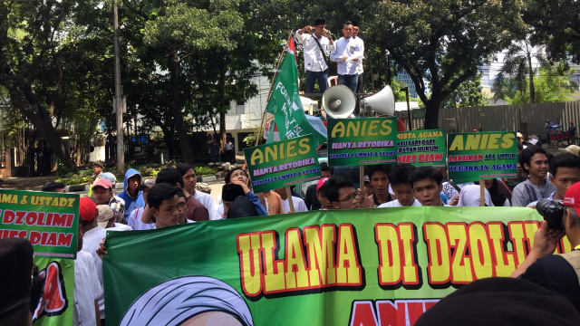 FUIR demo Anies-Sandi di depan DPRD DKI Jakarta. (Foto: Moh Fajri/kumparan)