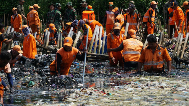 Anies di lokasi pembersihan sampah Teluk Jakarta (Foto: Jamal Ramadhan/kumparan)