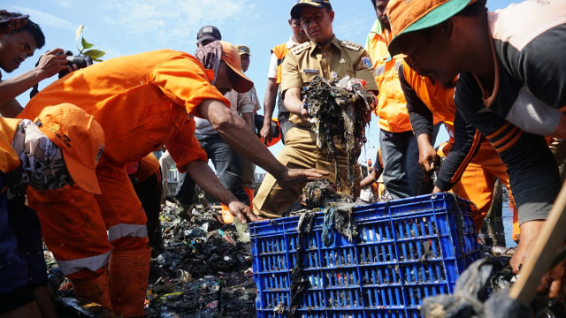Anies di lokasi pembersihan sampah Teluk Jakarta Foto: Jamal Ramadhan/kumparan
