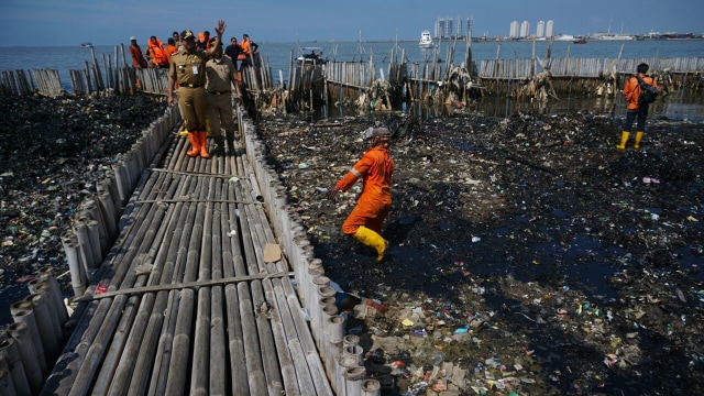 Anies di lokasi pembersihan sampah Teluk Jakarta (Foto: Jamal Ramadhan/kumparan)