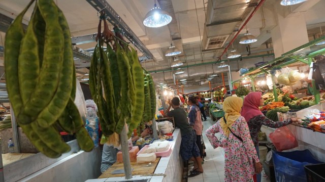 Suasana penjualan sembako di Pasar Senen. (Foto: Aditia Noviansyah/kumparan)