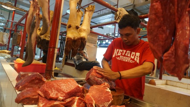 Penjualan daging sapi di pasar Senen. (Foto: Aditia Noviansyah/kumparan)