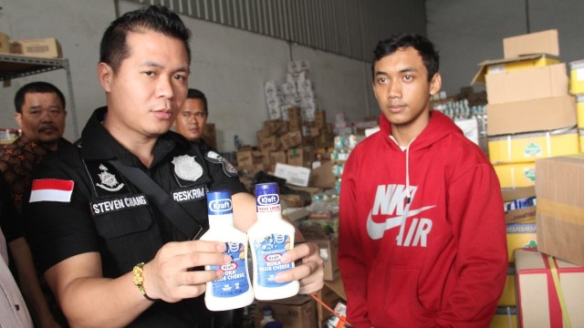 Polisi Gerebek Gudang Penjualan Makanan Kedaluwarsa Di Jakarta Barat ...