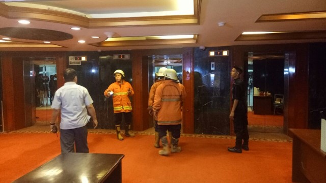 Pemadam kebakaran di Gedung DPR Nusantara 3. (Foto: Fahrian Saleh/kumparan)