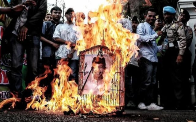 Pendukung Rizieq Shihab Murka, Membakar Foto Anies Baswedan  