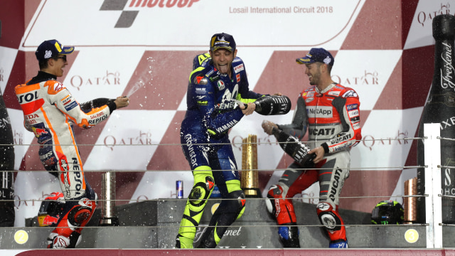 Rossi rebut podium tiga di GP Qatar 2018. (Foto: KARIM JAAFAR / AFP)