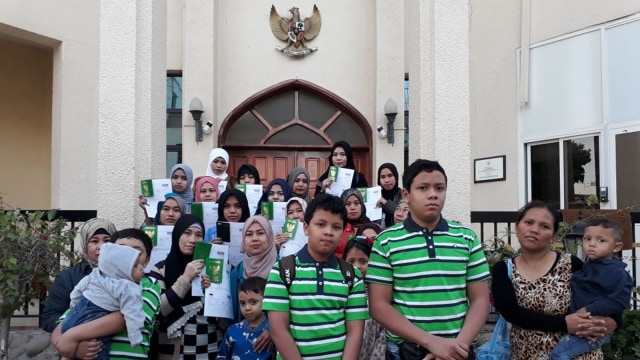 WNI dengan 7 anak akhirnya pulang ke Indonesia. (Foto: dok. KBRI Abu Dhabi)
