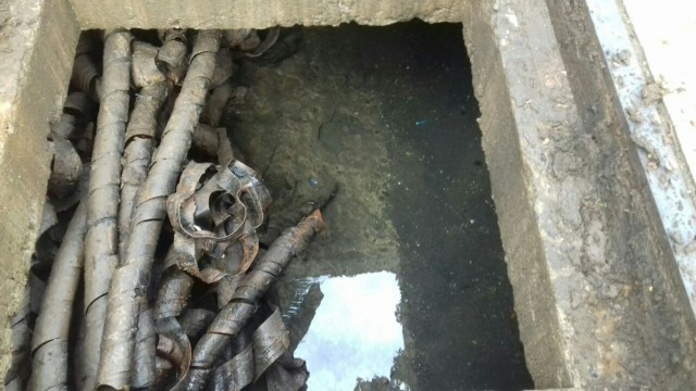 Gulungan kulit kabel di gorong-gorong balai kota (Foto: Twitter @SudinSDA_JAKPUS)